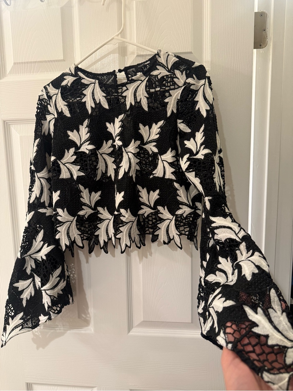 Black & White Floral Lace Long-Sleeve Crop Top - Picture 7 of 10